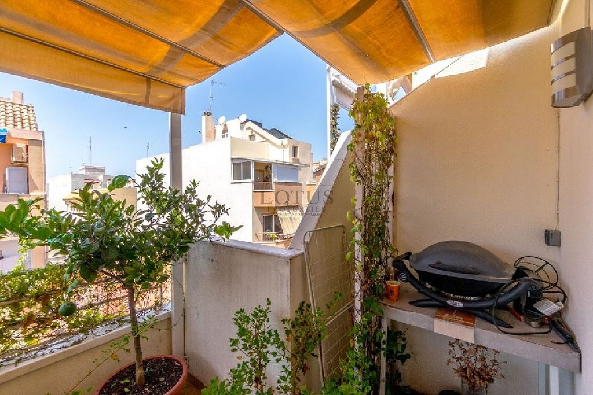 Renoverad Lägenhet med stor terrass och närhet till centrum - Lotus Properties