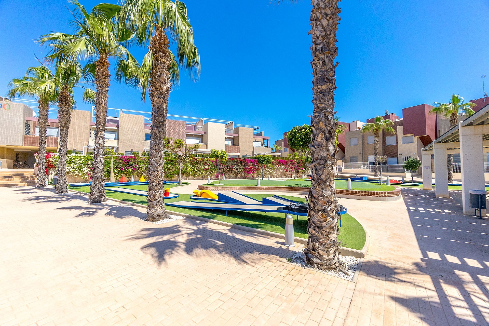 STOR MODERN LÄGENHET MED TRÄDGÅRD I SÖDERLÄGE - PRIVAT PARKERING I KÄLLAREN OCH FÖRRÅD - HÄRLIGT POOLOMRÅDE OCH PADDELBANA - Lotus Properties