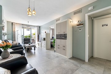 STOR MODERN LÄGENHET MED TRÄDGÅRD I SÖDERLÄGE - PRIVAT PARKERING I KÄLLAREN OCH FÖRRÅD - HÄRLIGT POOLOMRÅDE OCH PADDELBANA - Lotus Properties