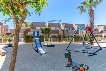 STOR MODERN LÄGENHET MED TRÄDGÅRD I SÖDERLÄGE - PRIVAT PARKERING I KÄLLAREN OCH FÖRRÅD - HÄRLIGT POOLOMRÅDE OCH PADDELBANA - Lotus Properties